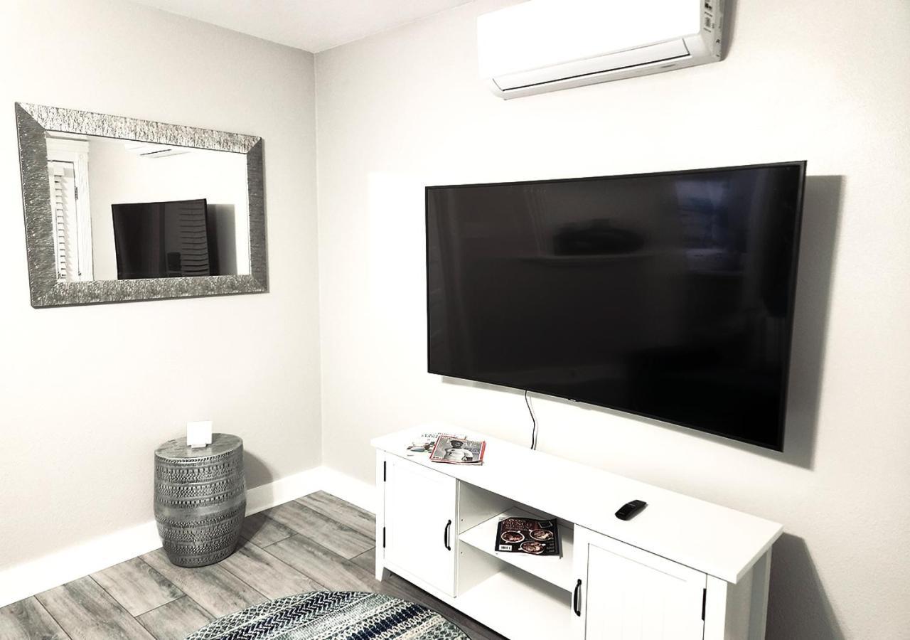 Beautiful Guesthouse, Sleeps 4 - Kitchen, Private Laundry, Ac, Parking, 65' Tv, Close To Stores, Restaurants & Beach Лонг-Біч Екстер'єр фото